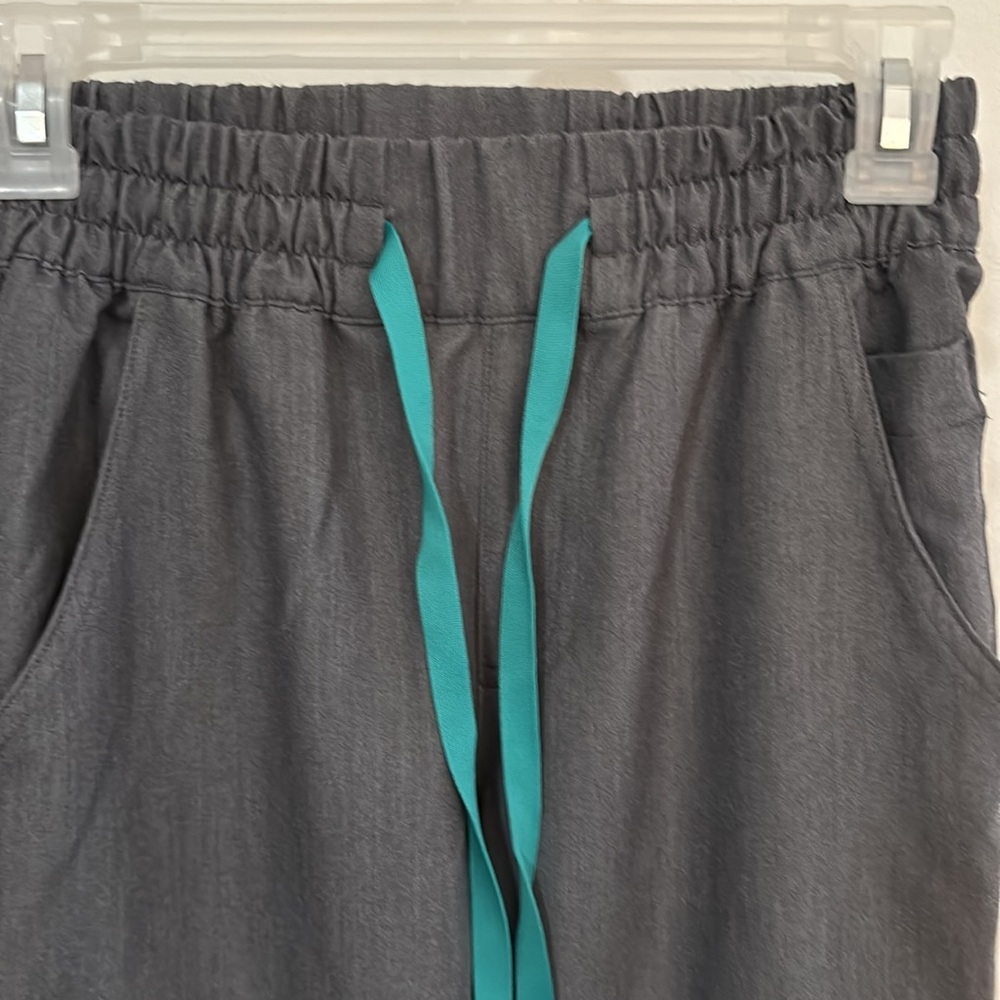 Figs Graphite Scrub Set - Picture 5 of 9